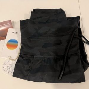 BNWT Vuori black camo daily legging